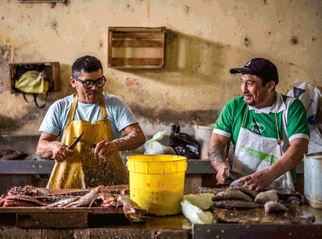 Bức ảnh chụp hai người bán hàng ở một khu chợ tại Veracruz, Mexico của nhiếp ảnh gia Nic Crilly-Hargrave chiến thắng giải cao nhất ở danh mục ảnh Ẩm thực và du lịch.