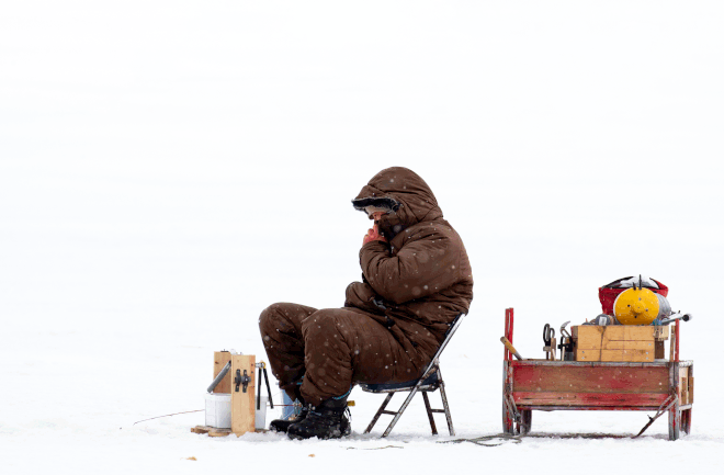  Người chiến thắng ở danh mục ảnh Con người là Claire Waring, với bức ảnh một người đàn ông ngồi câu cá trên vùng biển đóng băng ở Hokkaido, Nhật Bản.