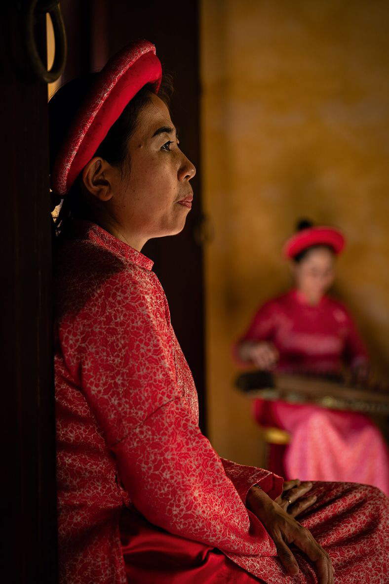  Tại danh mục ảnh này, nhiếp ảnh gia Walter Monticelli giành giải nhì với bức ảnh chụp một người phụ nữ Việt Nam trong trang phục truyền thống ở cố đô Huế trong một lần đến du lịch.