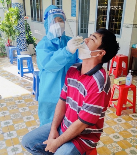 Bạn Nguyễn Võ Diệu Hiền lấy mẫu test nhanh cho người dân.