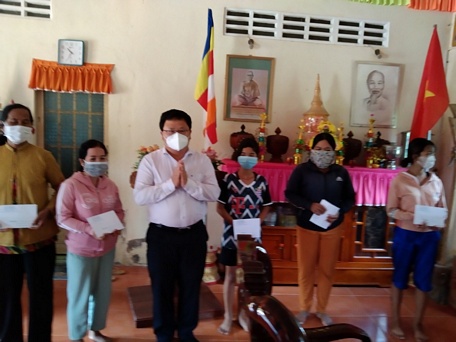 Lãnh đạo TX Bình Minh tặng quà đồng bào Khmer tiêu biểu, khó khăn trên địa bàn nhân ngày lễ Sel Dolta.