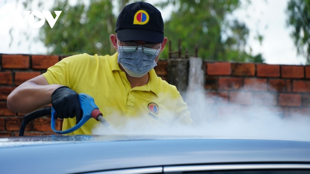 Thao tác rửa xe bằng hơi nước nóng.