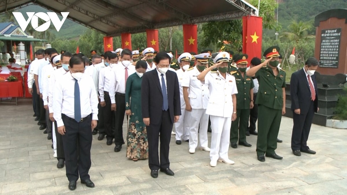 Các đại biểu tưởng niệm các anh hùng liệt sĩ tại Đài Tưởng niệm Di tích bãi biển Lộ Diêu, xã Hoài Mỹ, thị xã Hoài Nhơn, tỉnh Bình Định.