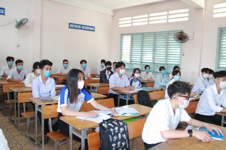Nhiều học sinh Trường THPT Hựu Thành (Trà Ôn) có hộ khẩu thuộc tỉnh Trà Vinh được tạo mọi điều kiện để học.