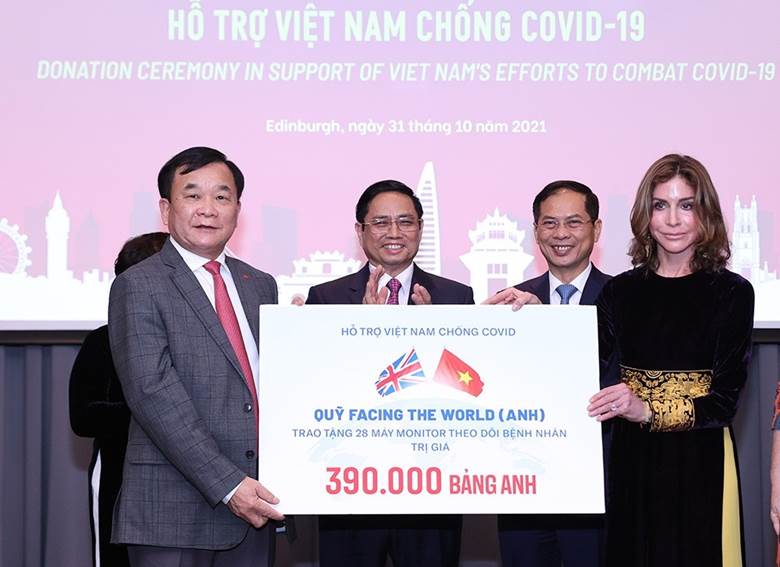 Thủ tướng chứng kiến Quỹ Facing The World (Vương quốc Anh) ủng hộ Việt Nam chống dịch. 