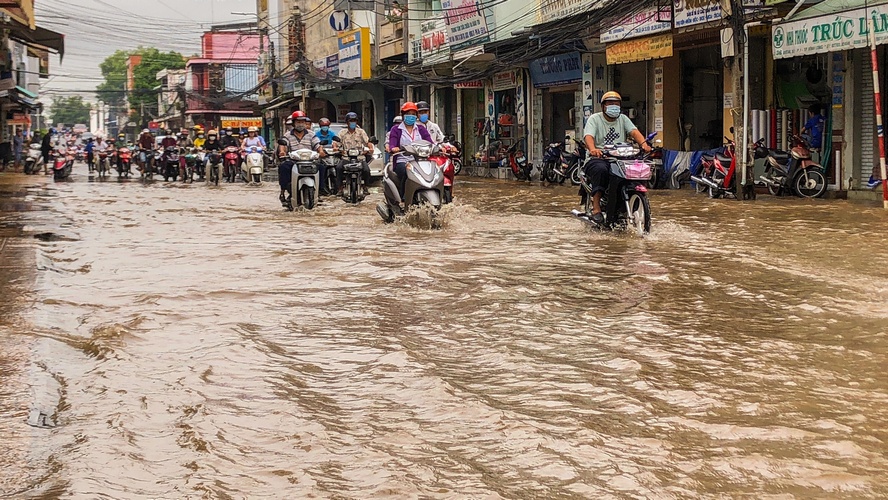 Tại tuyến Đường 3/2, Nguyễn Thị Minh Khai, Hưng Đạo Vương… nước ngập nặng, có nơi ngập “hơn nửa bánh xe” khiến nhiều phương tiên chết máy.