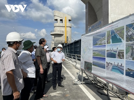 Ông Lâm Minh Thành, Chủ tịch UBND tỉnh Kiên Giang trong lần đi khảo sát tiến độ xây dựng cống Cái Lớn, Cái Bé gần đây