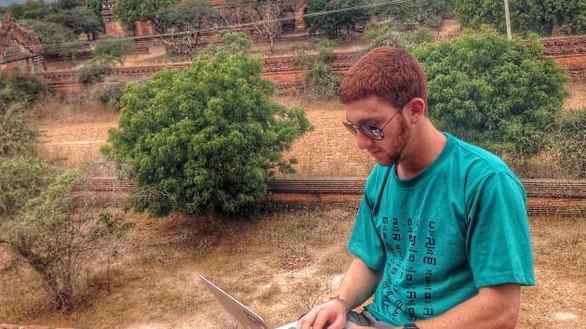 Anh Binsky làm việc trong lúc đi du lịch ở Myanmar - Ảnh: DREW BINSKY