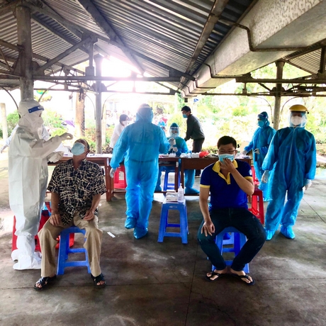 Lấy mẫu test nhanh SARS- CoV- 2 cho người dân tại điểm Trường THPT Nguyễn Thông (Phường 8).