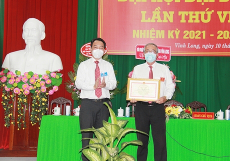 Chủ tịch UBND tỉnh- Lữ Quang Ngời tặng bằng khen cho Hội Khuyến học tỉnh.