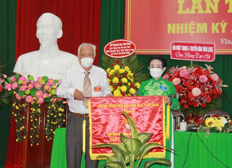 Trung ương Hội Khuyến học Việt Nam tặng cờ thi đua cho Hội Khuyến học tỉnh Vĩnh Long là đơn vị xuất sắc trong công tác khuyến học, khuyến tài, xây dựng xã hội học tập giai đoạn 2016- 2020.