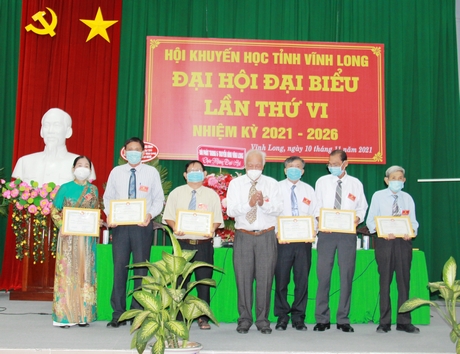 Hội Khuyến học tỉnh Vĩnh Long tặng giấy khen cho các cá nhân có thành tích xuất sắc trong nhiệm kỳ.