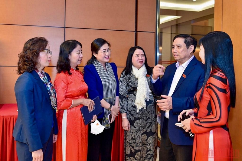 Thủ tướng Phạm Minh Chính trao đổi với các đại biểu bên lề phiên chất vấn.