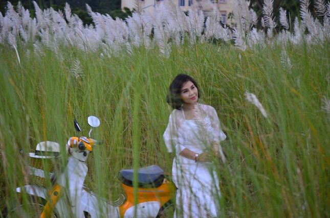 Những cánh đồng cỏ lau không chỉ thu hút giới trẻ, nhiều người dân Đà Nẵng cũng đầu tư phụ kiện, trang phục để tranh thủ 