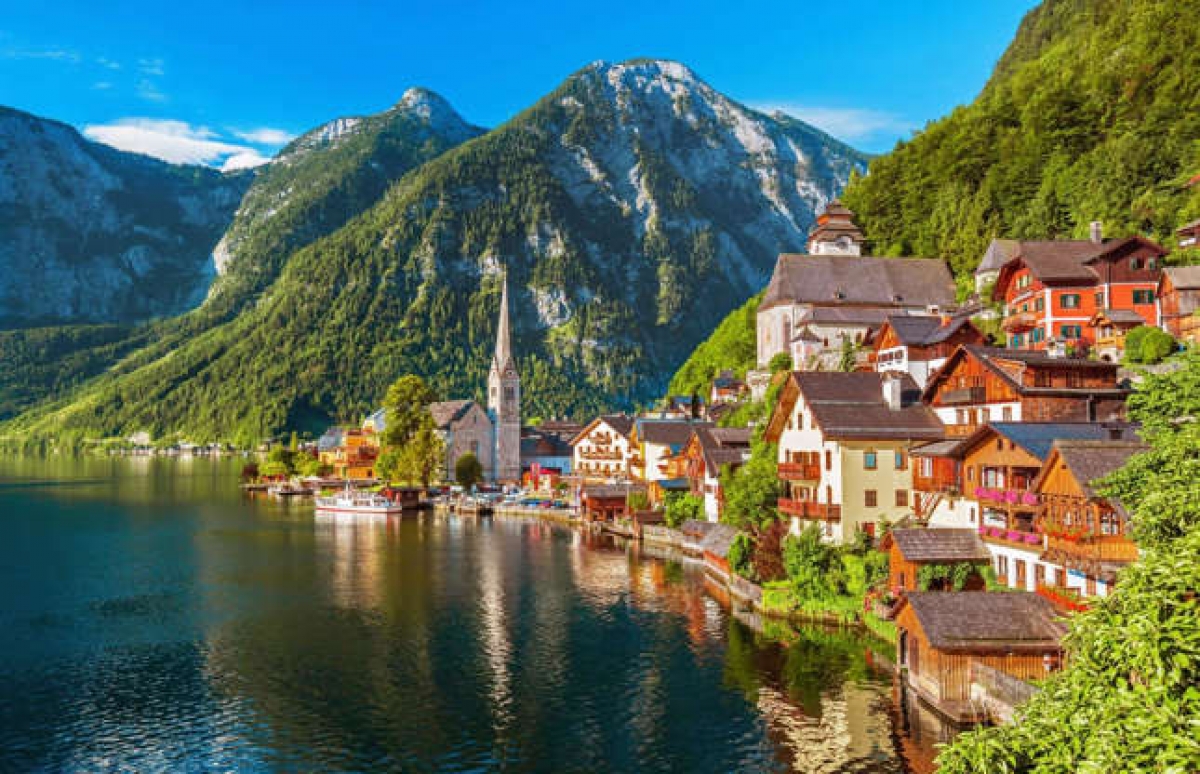 Nằm nép mình giữa những dãy núi cao của Áo và một hồ nước tuyệt đẹp, ngôi làng Hallstatt có vẻ đẹp tựa như bước ra từ những câu chuyện cổ tích.