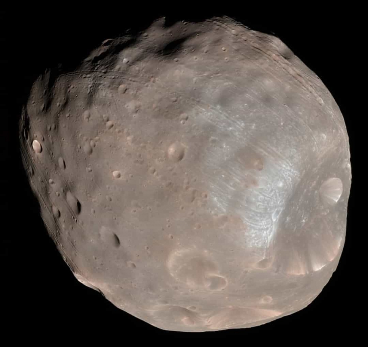 Phobos là mặt trăng lớn trong số 2 mặt trăng của Sao Hỏa (Mặt trăng còn lại là Deimos). Các nhà khoa học cho rằng Phobos nằm trong “xoắn ốc chết” có quỹ đạo chậm tiến về phía bề mặt Sao Hỏa.