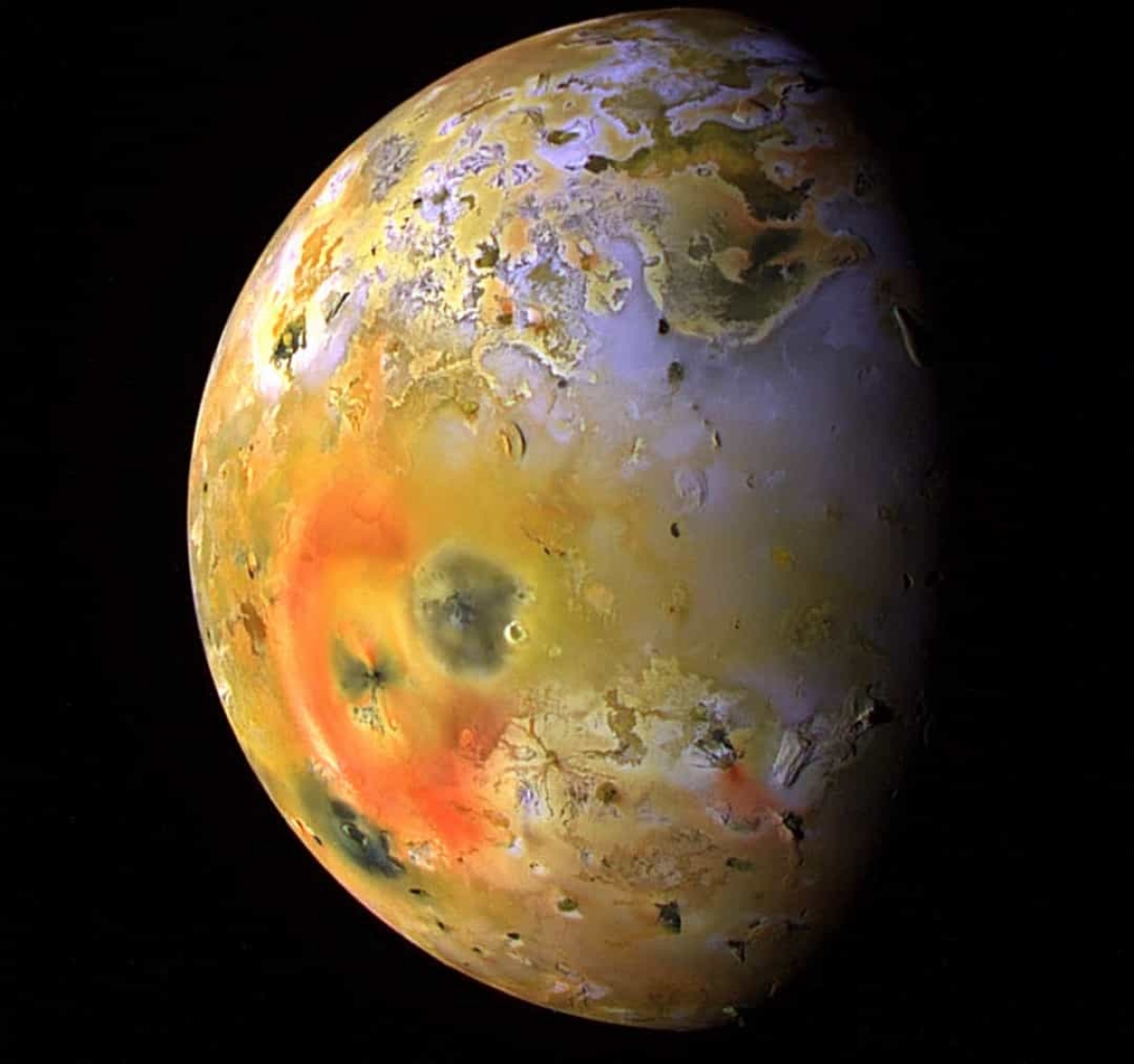 Với hơn 400 núi lửa đang hoạt động, Io – mặt trăng của Sao Mộc, là vật thể có hoạt động địa chất tích cực nhất trong hệ mặt trời.