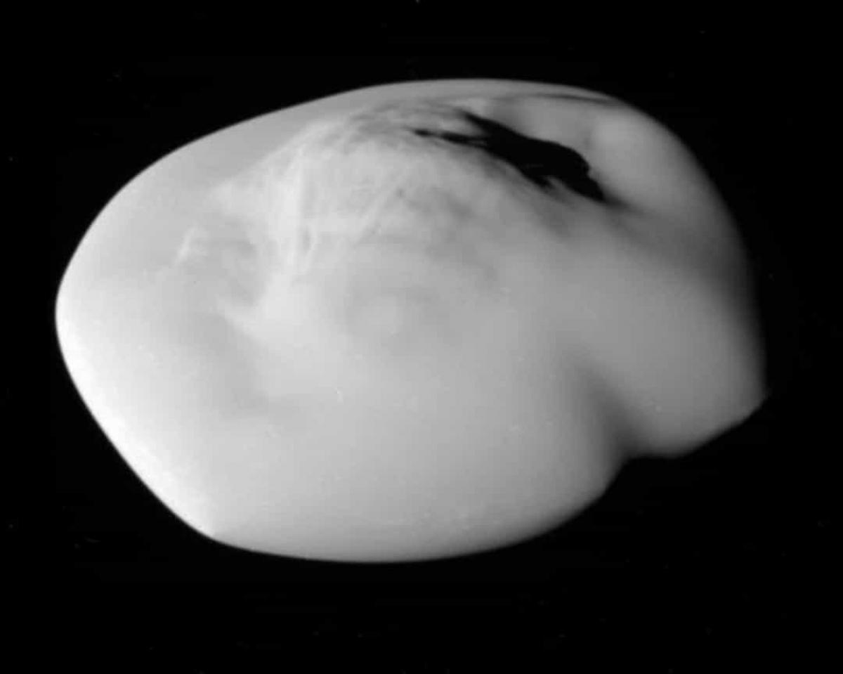 Atlas - mặt trăng có hình đĩa bay của sao Thổ.