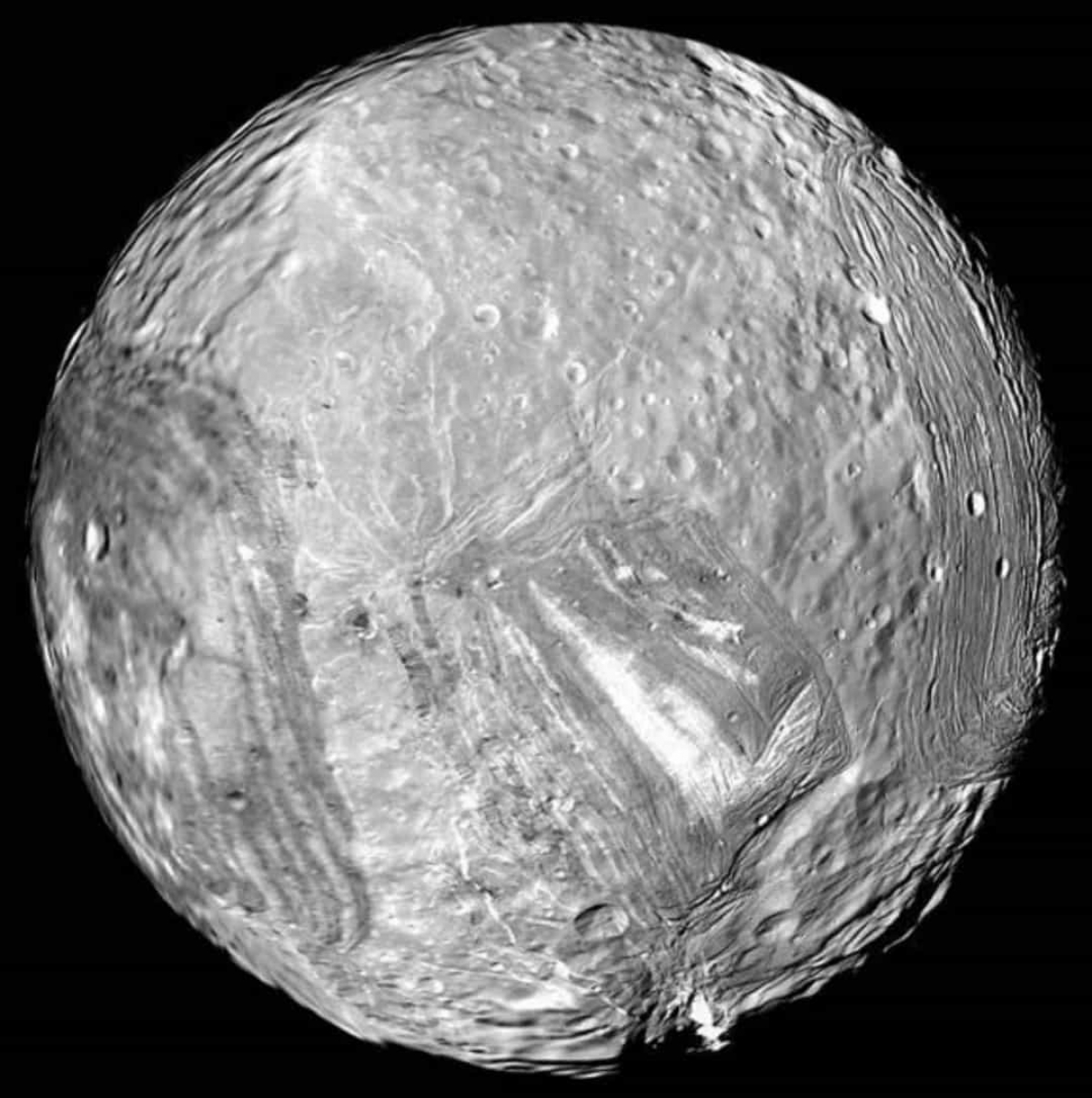 Miranda, mặt trăng của sao thiên vương, có bề mặt đặc biệt. Vách đá Verona Rupes trên Miranda có độ cao 10.058 mét được cho là vách đá cao nhất trong hệ mặt trời.