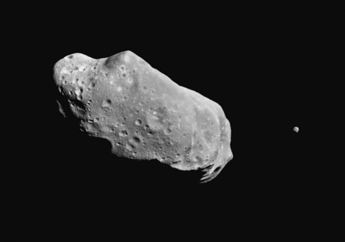Dactyl là mặt trăng khác biệt nhất trong hệ mặt trời. Đây là vệ tinh tự nhiên của hành tinh Ida, nằm giữa sao Hỏa và sao Mộc.