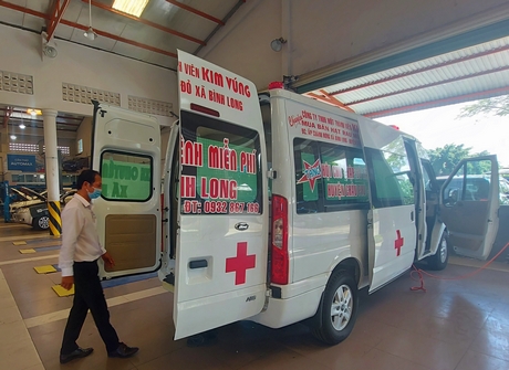 Một doanh nghiệp tại phường Tân Ngãi- TP Vĩnh Long đang kiểm tra xe cứu thương giao cho khách hàng.