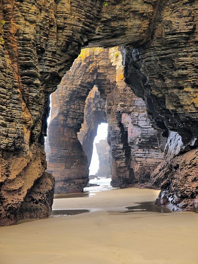 Những vách đá kỳ lạ bên bãi biển ở Tây Ban Nha.