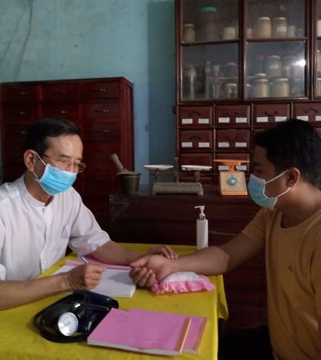 Phó Chủ tịch Hội Đông y huyện Long Hồ- Lương y Dương Văn Thạnh,  thăm khám tư vấn cho bệnh nhân.