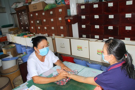 Lương y Trần Thị Đường Thi thăm khám cho bệnh nhân.