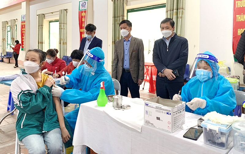 Một điểm tiêm vaccine cho các em học sinh ở Trường THPT Long Châu Sa, huyện Lâm Thao, tỉnh Phú Thọ. Ảnh: Báo Phú Thọ