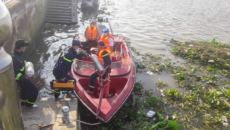 Lực lượng cứu nạn cứu hộ tìm kiếm nạn nhân đuối nước.