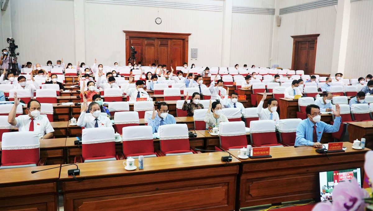 Đại biểu HĐND tỉnh biểu quyết thông qua 24 nghị quyết tại kỳ họp. 
