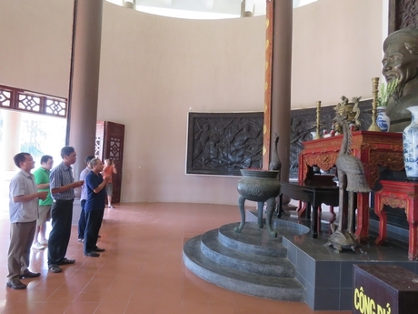 Người dân thường đến viếng khu Di tích lịch sử văn hóa Nguyễn Đình Chiểu ở tỉnh Bến Tre.Ảnh chụp trước dịch
