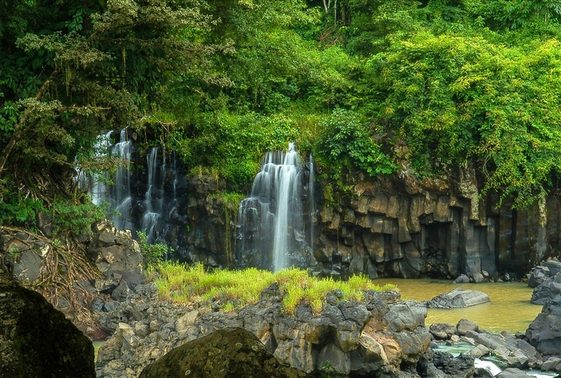 Bên cạnh các hang động thì các mạch nước chảy ra ở khu vực hang động núi lửa cũng tạo nên những dòng thác đẹp, lãng mạn.
