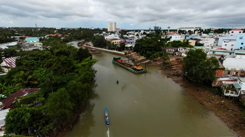 Đê bao chống ngập TP Vĩnh Long- khu vực sông Cái Cá có địa điểm xây dựng: Phường 1, Phường 2 và Phường 3, góp phần tạo điểm nhấn riêng cho thành phố ven sông vốn được thiên nhiên ban tặng.