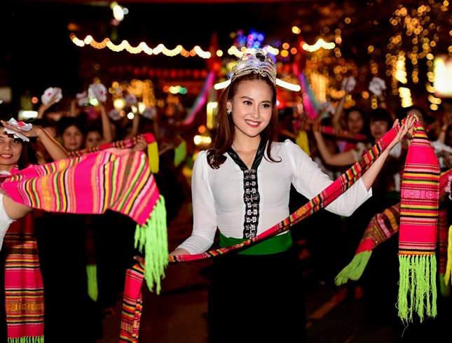 Hoa hậu Hoàn cầu 2017 Khánh Ngân giao lưu múa Xòe Thái cùng người dân vùng Tây Bắc. Ảnh: VnExpress.