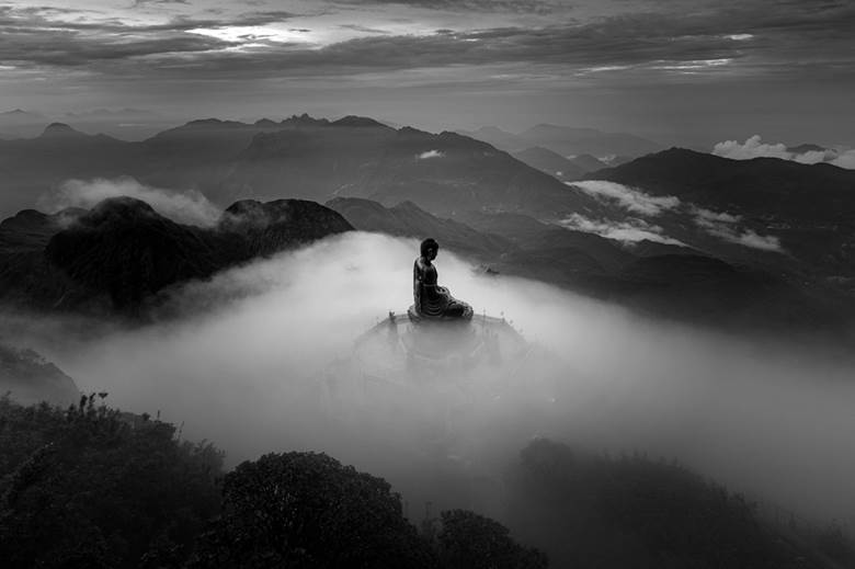  Cuối tháng 1/2021, bức ảnh đen trắng Đại tượng Phật bằng đồng lớn nhất Việt Nam trên đỉnh Fansipan của Lê Việt Khánh đã xuất sắc giành giải 3 thể loại ảnh Kiến trúc trong cuộc thi ảnh Đen trắng quốc tế (Monochrome Photography Awards). Tác giả Lê Việt Khánh cho biết, tác phẩm 