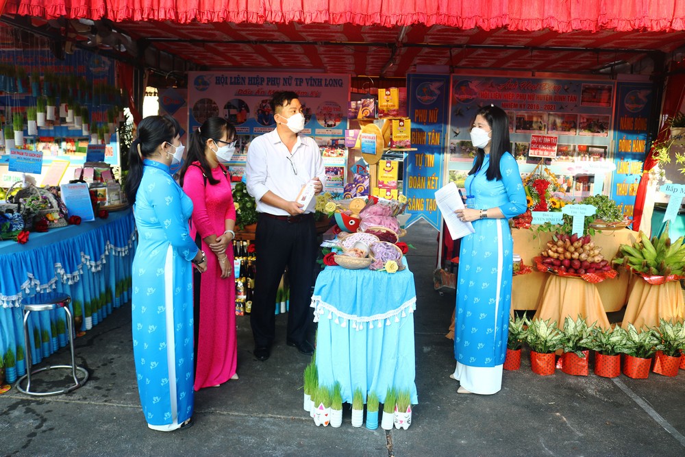 Đại biểu tham quan các quầy trưng bày sản phẩm khởi nghiệp của hội viên, phụ nữ.