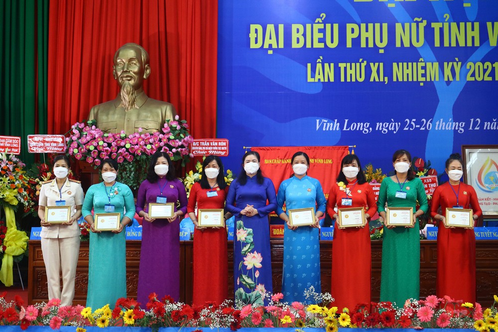 Trao tặng Kỷ niệm chương “Vì sự phát triển của phụ nữ Việt Nam” cho các cá nhân.