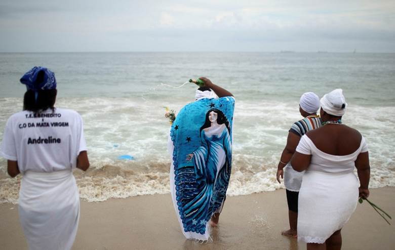Các tín đồ của các tôn giáo Afro-Brazil bày tỏ lòng tôn kính với Yemanja, nữ thần biển cả, trong lễ đón giao thừa truyền thống ở bãi biển Copacabana, Rio de Janeiro, Brazil.