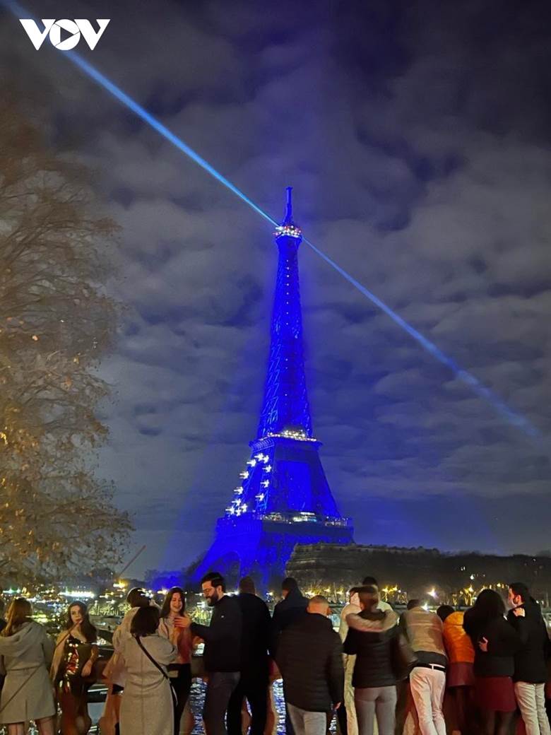 Trong đêm Giao thừa, Pháp chiếu sáng tháp Eiffel bằng cờ EU để mừng năm mới 2022.