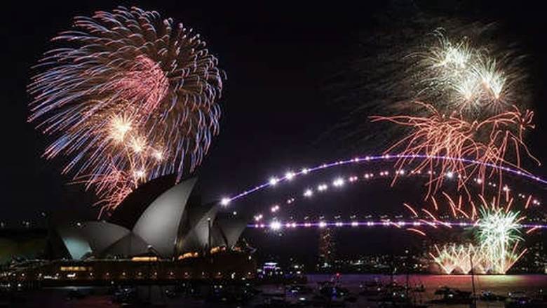  Người dân ngắm pháo hoa mừng Năm mới 2022 trong đêm giao thừa 31/12 trên bờ sông Yarra ở thành phố Melbourne, Asutralia. Ảnh: Time of India.