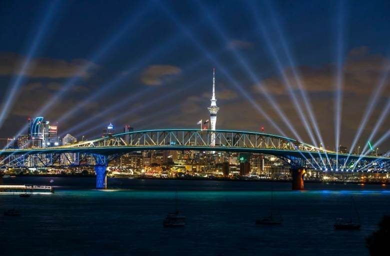 Skytower và cầu cảng của Auckland (New Zealand) thắp sáng mừng năm mới. Ảnh: Getty