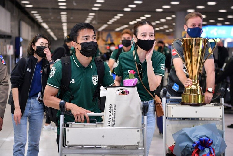 Toàn đội Thái Lan mang cúp vàng AFF Cup 2020 về nước.