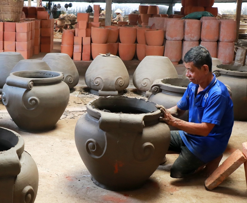 Chú Nguyễn Văn Mười Em là một trong số đó, người thợ có thâm niên này đang chăm chút hoàn thiện tác phẩm của mình.