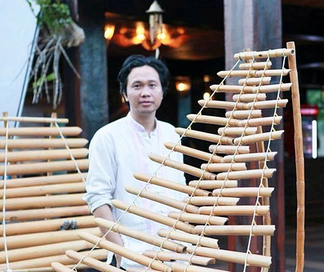 Anh Nguyễn Đức Khuynh thường chọn hoa văn thuần Việt để “thay áo” cho sách.
