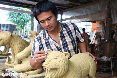 Những ngày này, anh Nguyễn Văn Hoàng đang tất bật hoàn thiện các công đoạn cuối cùng để cho ra đời 6 linh vật hổ cho năm mới Nhâm Dần 2022.