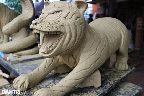Việc tạo ra những bức tượng hổ đòi hỏi sự tỉ mỉ, khéo léo và kiên trì.