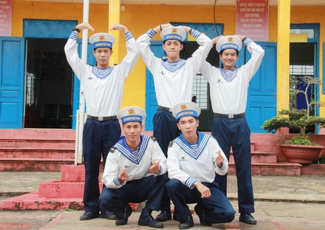 Chiến sĩ Trang Thanh Tú cùng đồng đội chụp ảnh kỷ niệm trước ngày xuất ngũ.