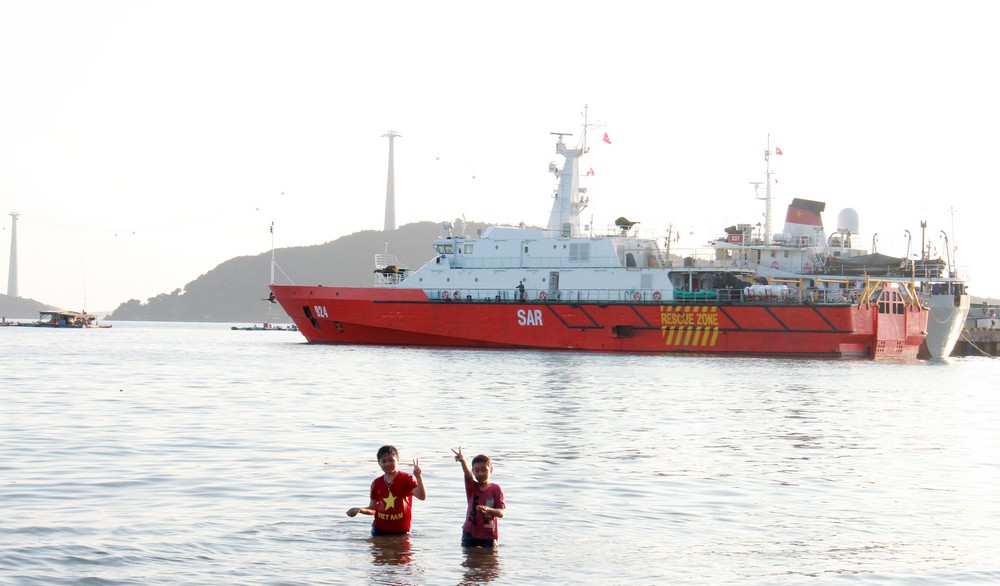 Chiều 10/1, Tàu 924 cập bến Vùng 5 Hải quân sẵn sàng cho 60 đại biểu tham gia hành trình thăm chúc Tết cán bộ, chiến sĩ và nhân dân biển đảo Tây Nam. Vùng biển rộng 150.000km2, có hơn 153 đảo với 46 đảo có người sinh sống.
