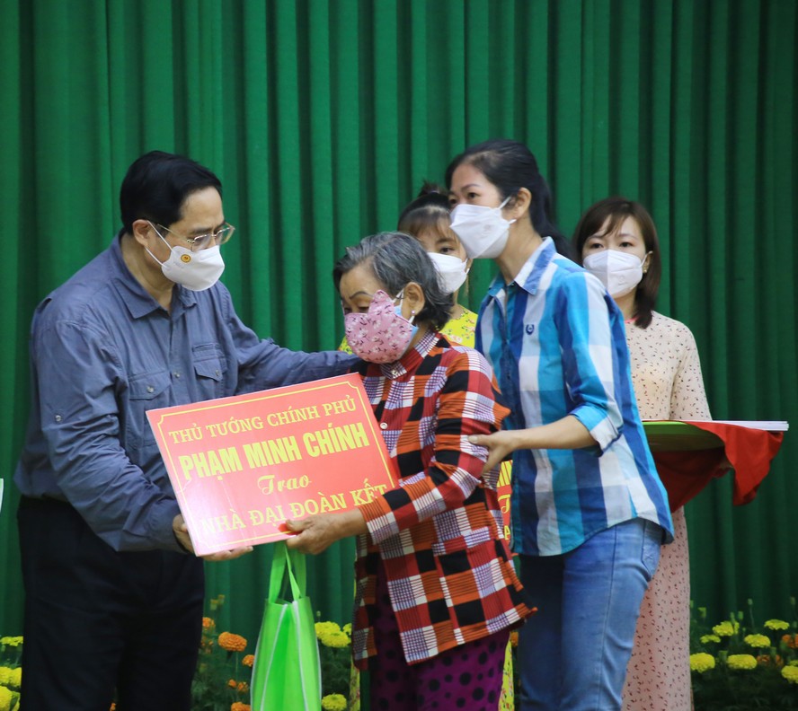 Thủ tướng chúc tết, tặng 100 căn nhà đại đoàn kết và 100 phần quà cho gia đình chính sách, gia đình khó khăn, nạn nhân chất độc da cam/dioxin của huyện Vũng Liêm và Tam Bình.
